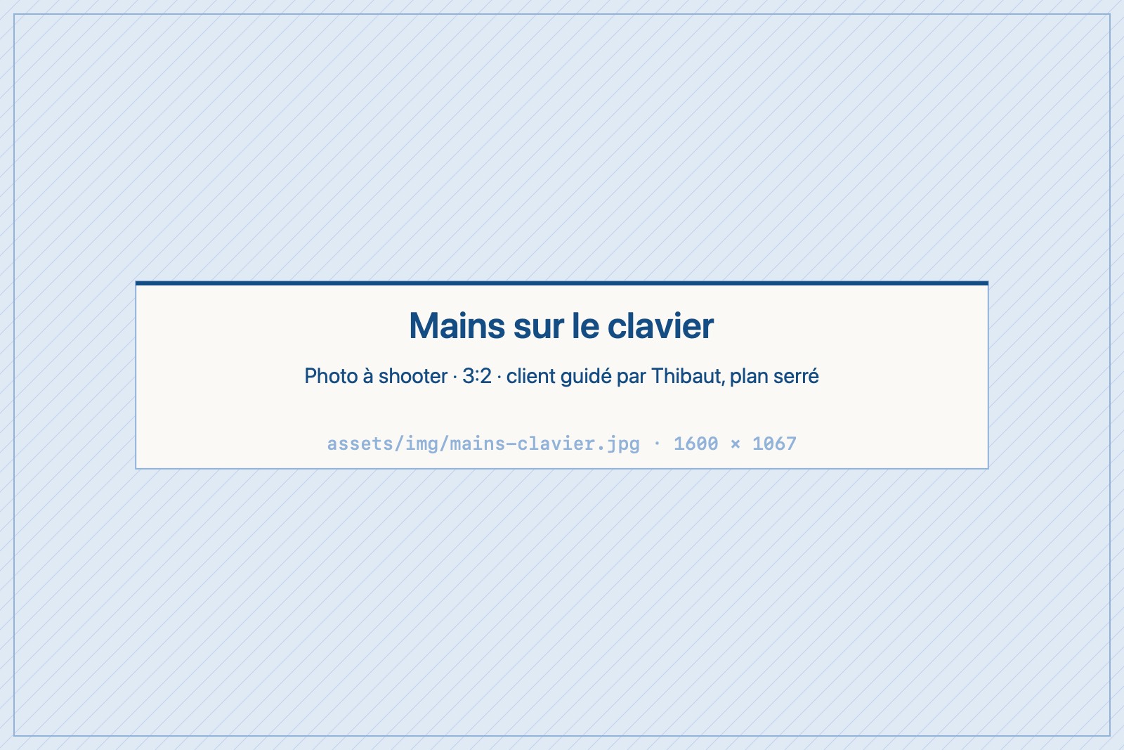 Les mains d’une cliente sur le clavier d’un ordinateur portable, guidées par Thibaut